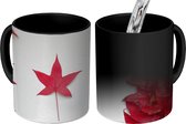 Magische Mok - Foto op Warmte Mokken - Koffiemok - Vlag van Canada gemaakt met rode esdoorn bladeren - Magic Mok - Beker - 350 ML - Theemok