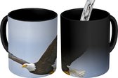 Magische Mok - Foto op Warmte Mokken - Koffiemok - Amerikaanse zeearend - Adelaar - Vliegend - Vogels - Magic Mok - Beker - 350 ML - Theemok - Uitdeelcadeautjes