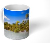 Mok - Het strand van One Foot Island met vele palmbomen - 350 ML - Beker