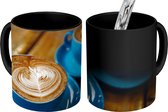 Magische Mok - Foto op Warmte Mok - Twee blauwe koppen koffie op een houten tafel - 350 ML