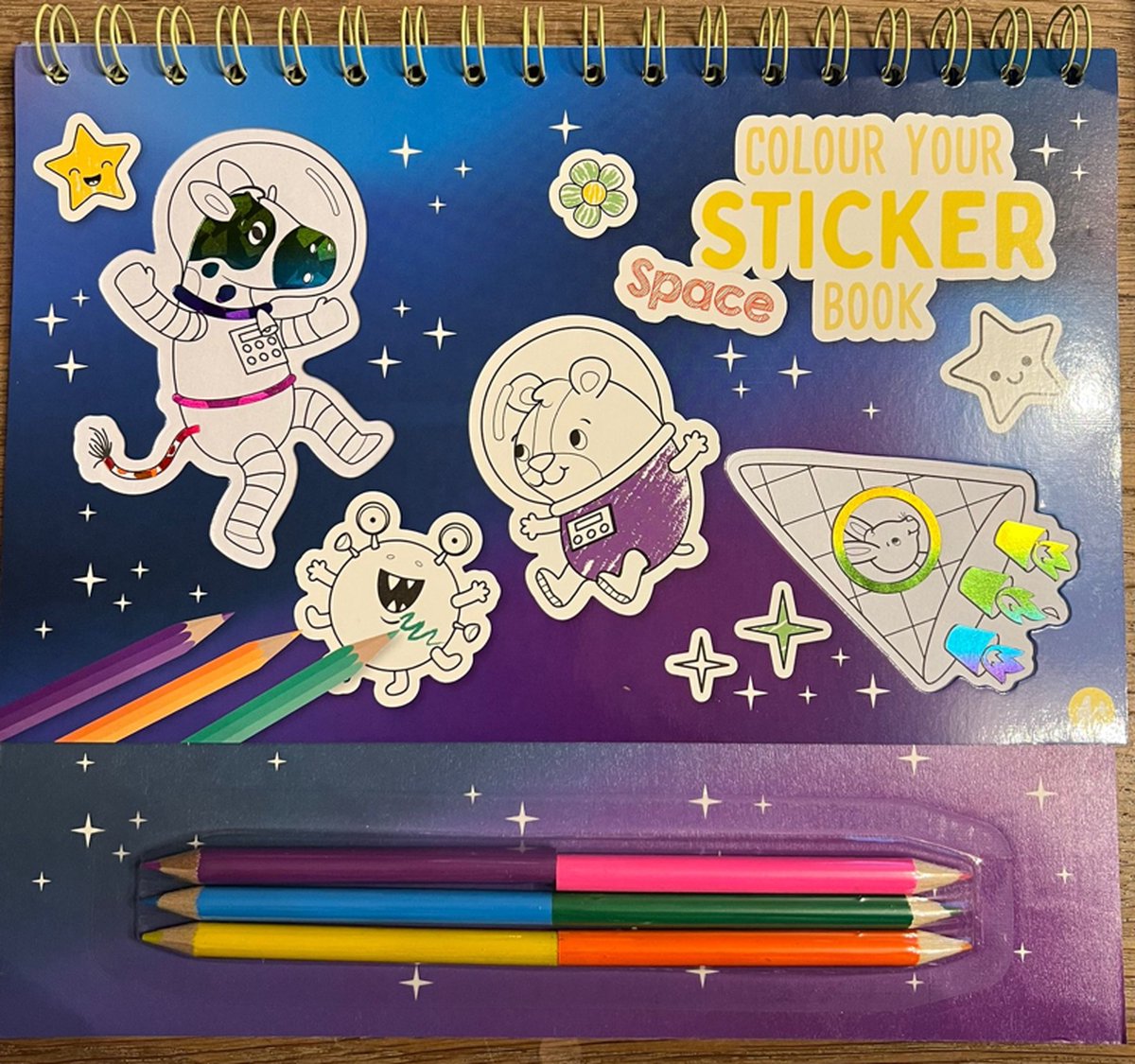 Sticker kleurboek 8 pagina's met leuke Ruimte stickers 6 mini-kleurpotloden Kleur je sticker en plak hem op een mooie plek Ruimte stickers