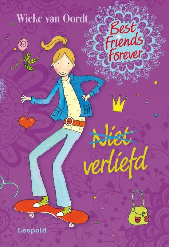 Boekomslag met een meisje met blonde staart op een skateboard, gekleed in een blauw jasje en spijkerbroek. Grote paarse achtergrond met decoraties.
