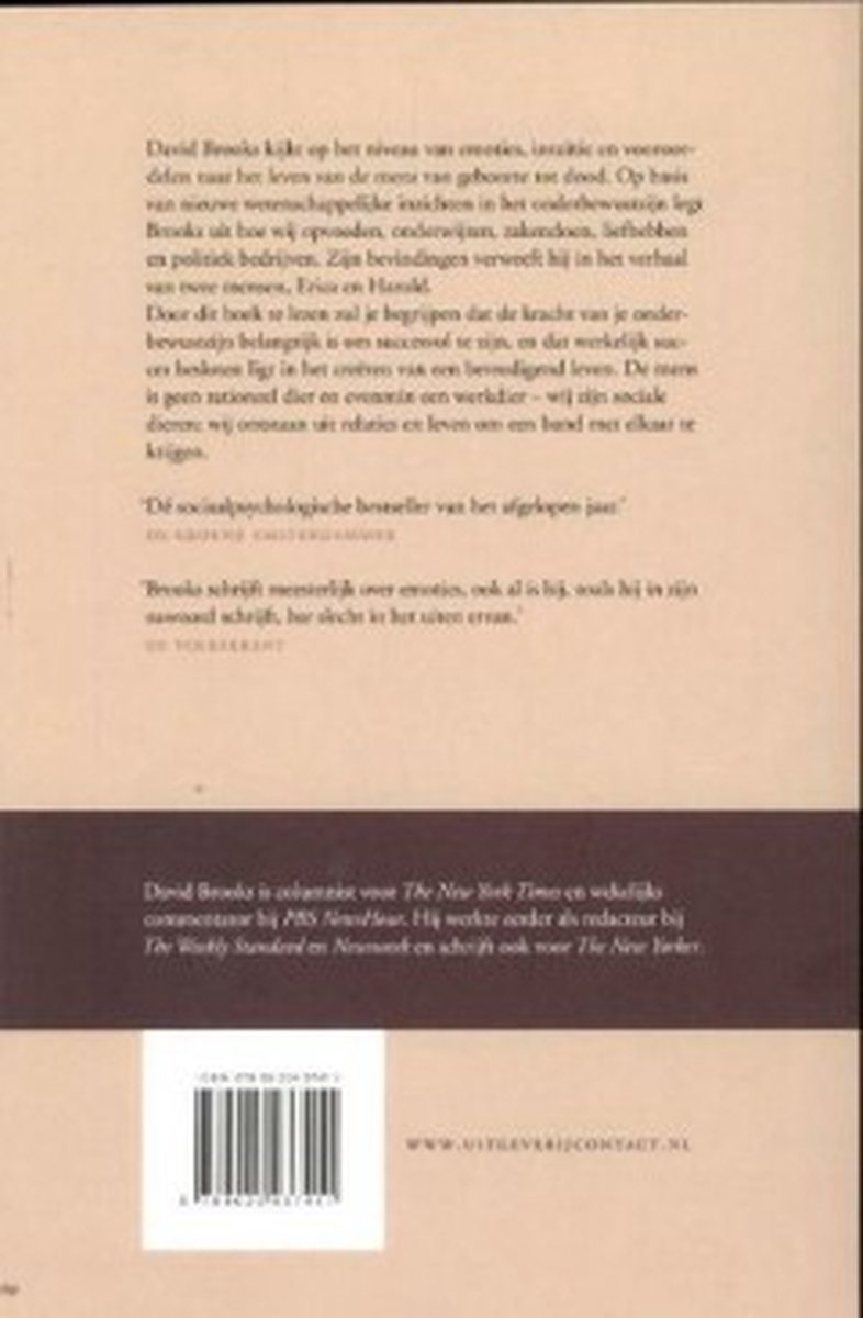 Achterkant van een boek met tekst en een barcode.