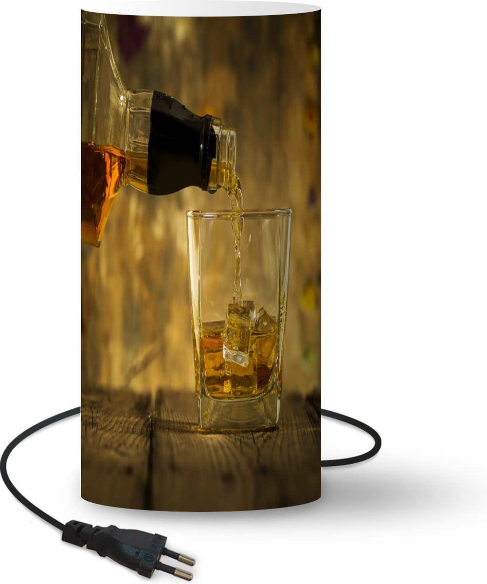 Lamp - Nachtlampje - Tafellamp slaapkamer - Barman schenkt glas whisky in - 33 cm hoog - Ø15.9 cm - Inclusief LED lamp