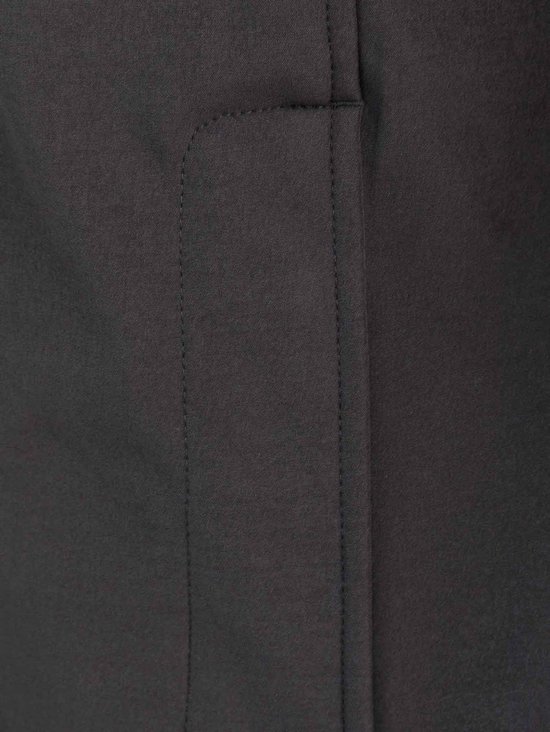 Detail van een zwarte softshell jas met gestikte naden.