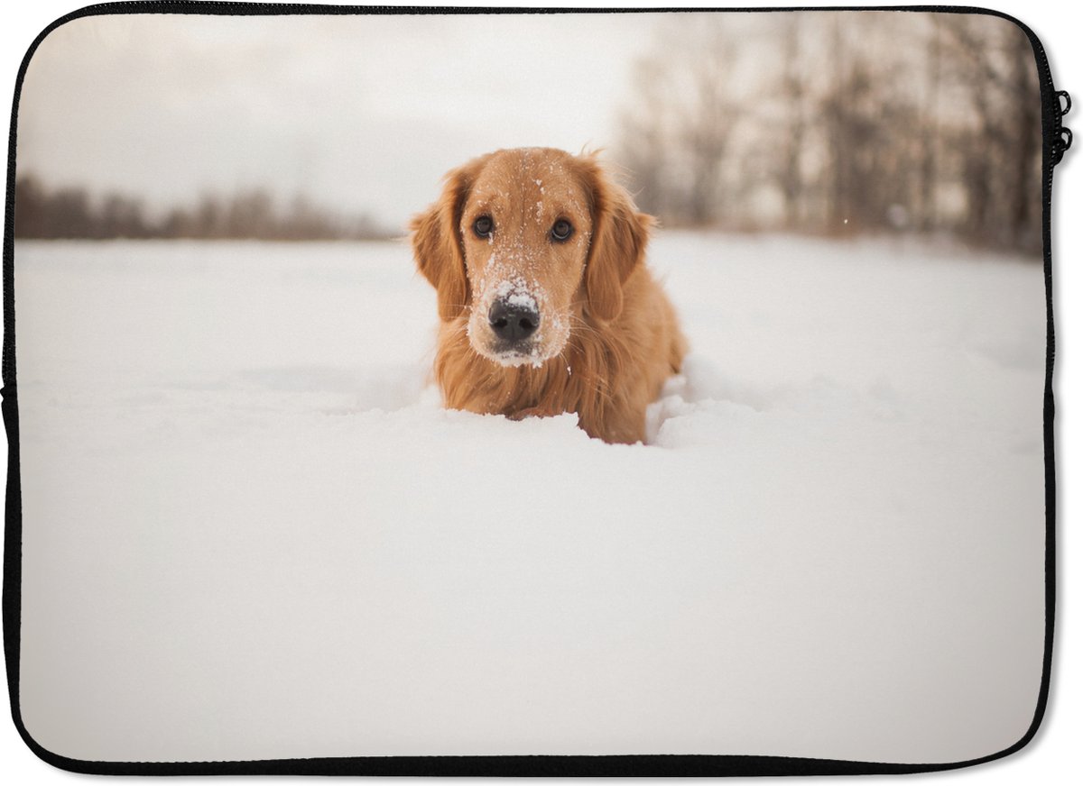 Laptophoes 13 inch - Hond - Sneeuw - Winter - Laptop sleeve - Binnenmaat 32x22,5 cm - Zwarte achterkant