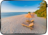 Laptophoes 13 inch - Caribisch strand met strandstoel - Laptop sleeve - Binnenmaat 32x22,5 cm - Zwarte achterkant