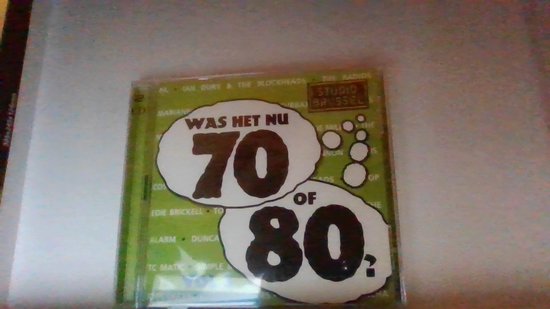 CD-hoes met de tekst 'Was het nu 70 of 80?' in grote letters op een groene achtergrond.