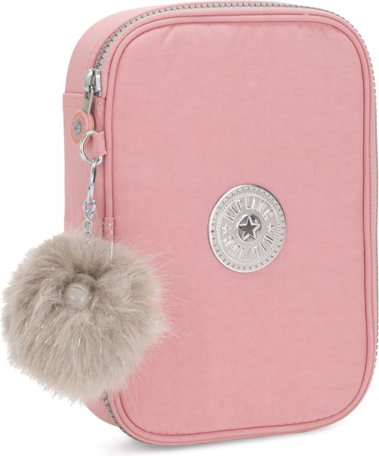 Roze Kipling pennenetui met zilverkleurig Kipling-logo en pluizige sleutelhanger.