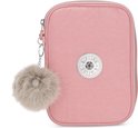 Roze Kipling pennenetui met zilverkleurig Kipling-logo en pluizige sleutelhanger.