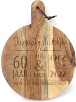 Ronde snijplank/borrelplank tekst gravure DIAMANTEN HUWELIJK. Cadeau-60 jarige bruiloft-60 jarige trouwdag. Het formaat is 40x30cm incl. handvat en 30cm doorsnede excl. handvat.