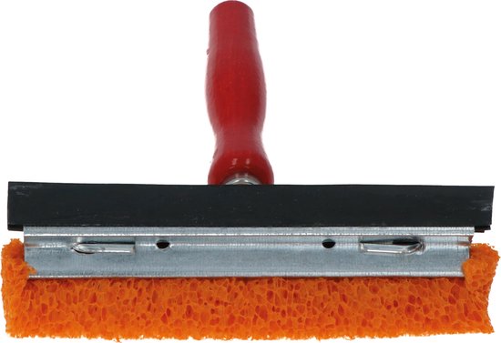 Raamtrekker met oranje spons aan de onderkant, zwarte wisser en rood houten handvat.