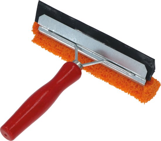 Raamtrekker met oranje spons, zwarte wisser en rood houten handvat, schuin van voren.