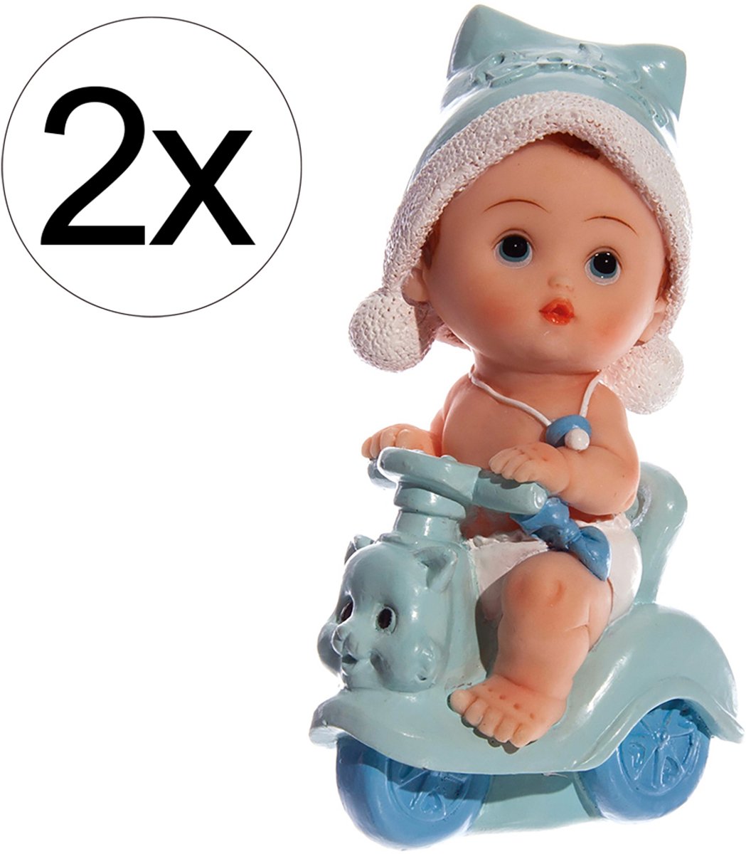 2x Schattige Polyresine Beeldjes – Baby op Speelgoed Scooter met Vrolijke Pomponmuts