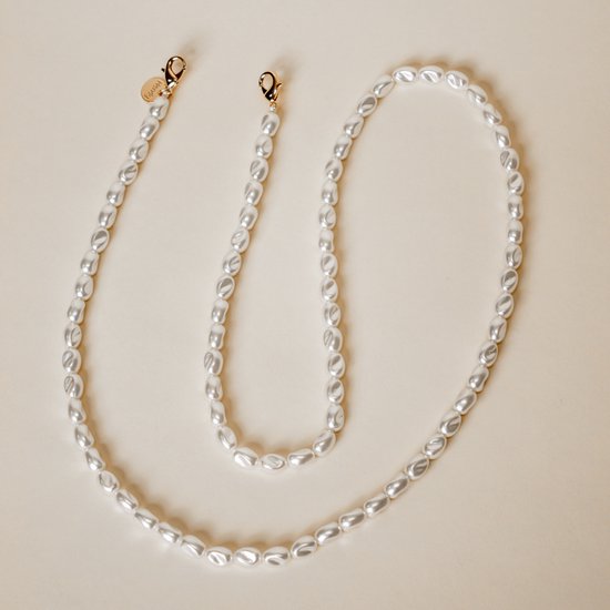 Lange parelketting met gouden karabijnsluitingen, te gebruiken als telefoonketting.