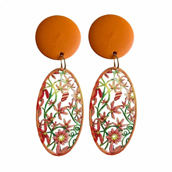 Oranje houten ronde clips met oranje ovale filigraan oorbellen met bloemenpatroon.
