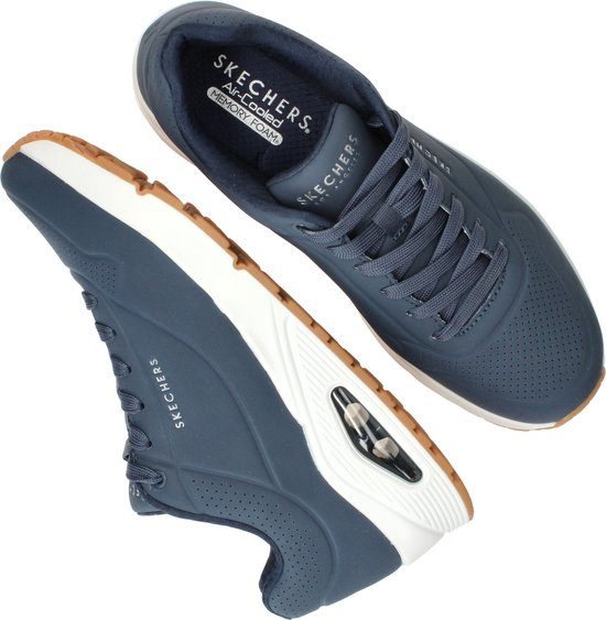 Baskets Skechers bleues avec Air-Cooled Memory Foam, semelle blanche avec accents marron.