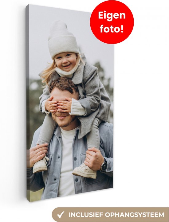 Une toile verticale avec un père portant sa fille sur ses épaules, avec le texte 'Votre propre photo !'.