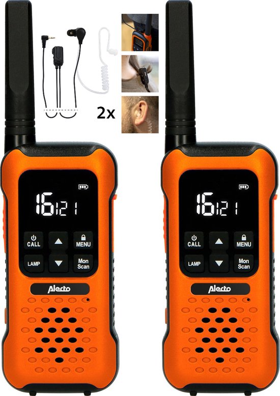 Twee oranje Alecto walkietalkies met zwarte accenten en een digitale display. Inclusief oortjes met microfoon.