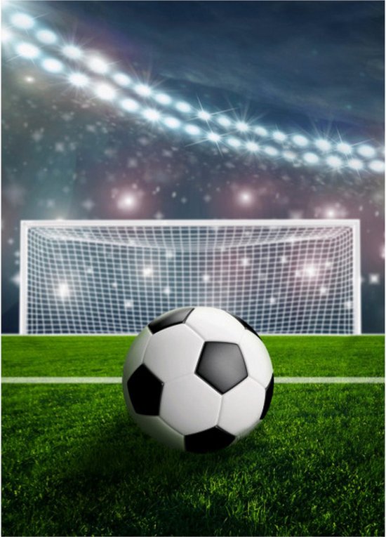 Voetbal met zwart-witte zeshoeken, voor een doel met schijnwerpers