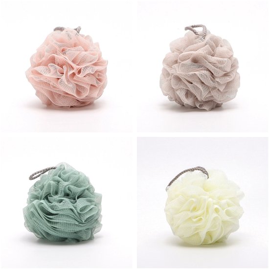 Vier ronde, netachtige douchepoefs in pastelroze, taupe, mintgroen en lichtgeel, elk met een ophanglus.