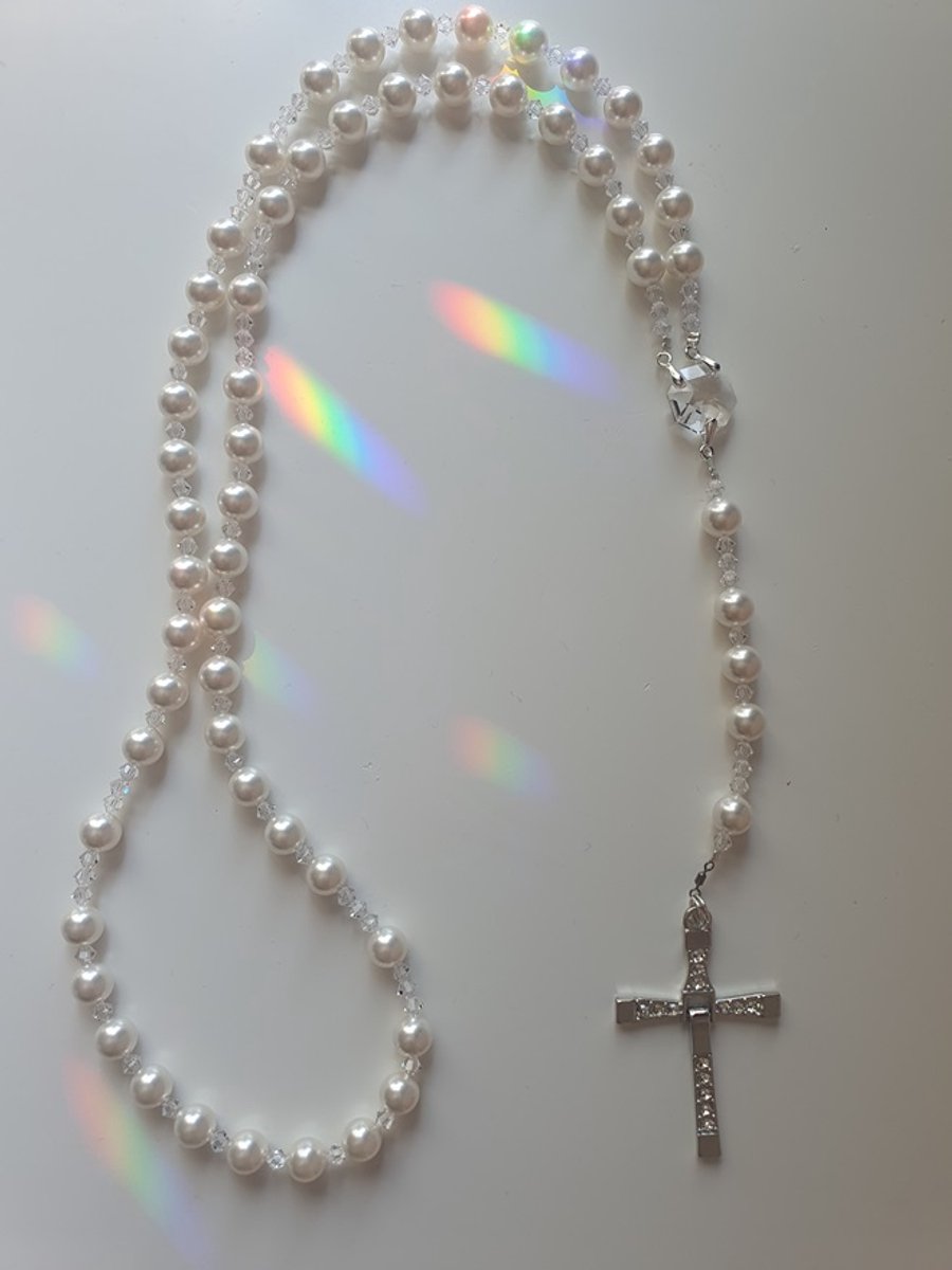 Rozenkrans, Paternoster gemaakt met Parels van Swarovski in de kleur White Pearl, en o.a. Kristallen van Swarovski, Gebedssnoer, Kruisteken, Meditatie, Spiritueel, Geloof, Geloofssteken, Gebed, Gebedsketting, Kerstpakket Cadeau.