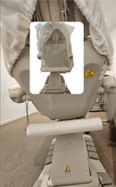 Behandelstoelhoes + Papierrolhouder | onderzoekbank hoes Nonwoven Rol (60 cm x 80 m) + Universele Rolhouder voor Behandelstoel | ( Beschermhoes Rol ) Wegwerp hoes Compleet met universele papierrolhouder