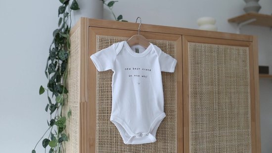 Baby rompertje met tekst - New best friend on the way! - Maat 50-56 - Aankondiging zwangerschap - Cadeau - Zwangerschap aankondiging - aankondiging baby - pregnancy announcement