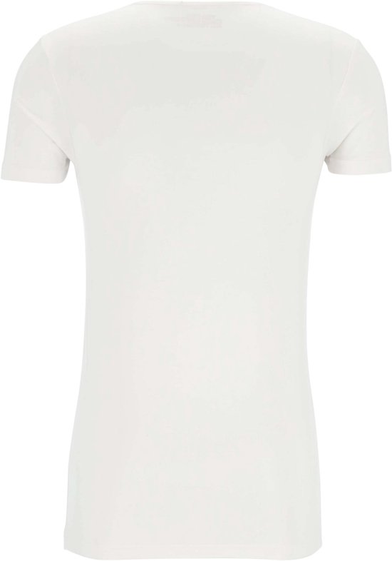Achterkant van een lang, wit t-shirt met korte mouwen.