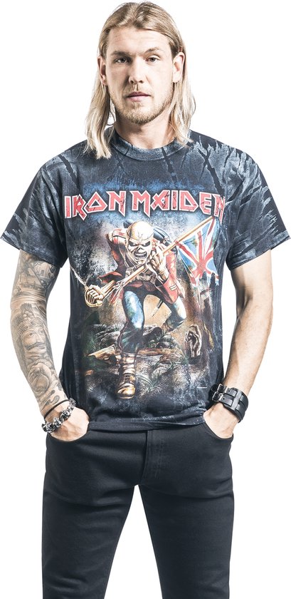 Een t-shirt met een print van Eddie van Iron Maiden in een Brits soldatenuniform met een Union Jack vlag.