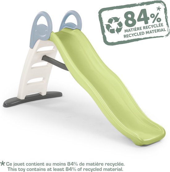 Een groene glijbaan met beige zijkanten en lichtblauwe handgrepen. Met tekst "84% RECYCLED MATERIAL".