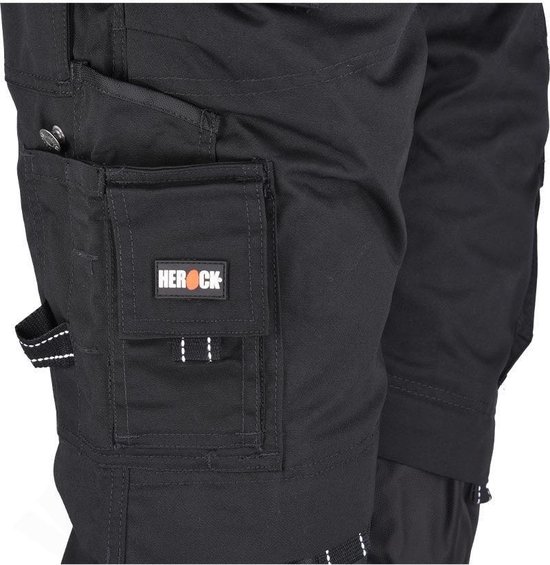 Detail van zwarte werkbroek, cargo zak met logo 'HEROCK' en witte stiksels.