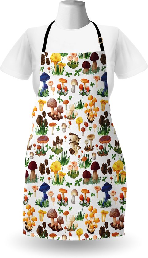 Wit schort met een veelkleurig paddenstoelenpatroon met diverse soorten paddenstoelen en groen. Gedragen over een wit T-shirt op een paspop.