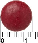 Een rode multivitamine tablet met maateenheden, schaal van 0 tot 1 cm.