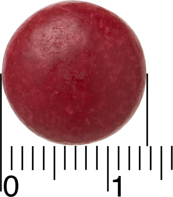 Een rode multivitamine tablet met maateenheden, schaal van 0 tot 1 cm.