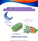 Gedetailleerde illustratie van een groen-beige dubbellaagse tablet, omringd door bloemen en een maan.