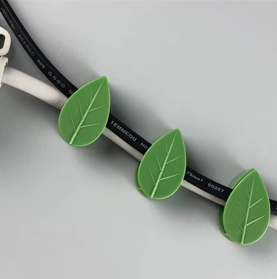 Groene bladvormige plantenclips die draden bij elkaar houden.