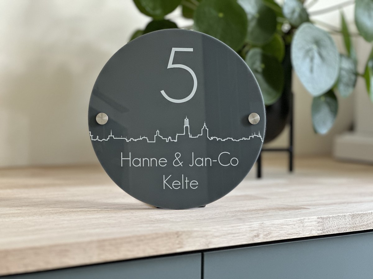 Naambordje / huisnummer voordeur Skyline Utrecht rond 20cm grijs