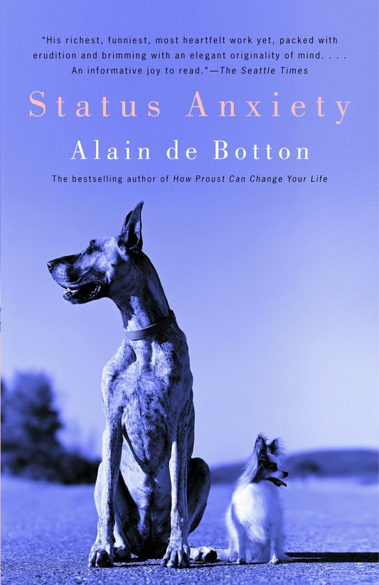 Status Anxiety van Alain de Botton. Een hond zit met een kleine hond voor een blauwe achtergrond. "Zijn rijkste, grappigste, meest hartverwarmende werk tot nu toe."