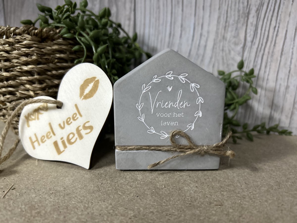 Creaties van Hier – Cement house Vrienden met houten hartje - 8 cm – Cement