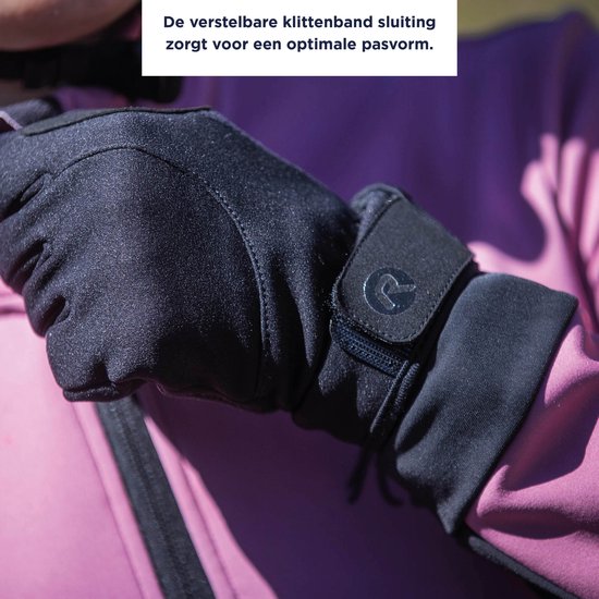 Close-up van een zwarte Rogelli fietshandschoen met verstelbare klittenbandsluiting bij de pols.