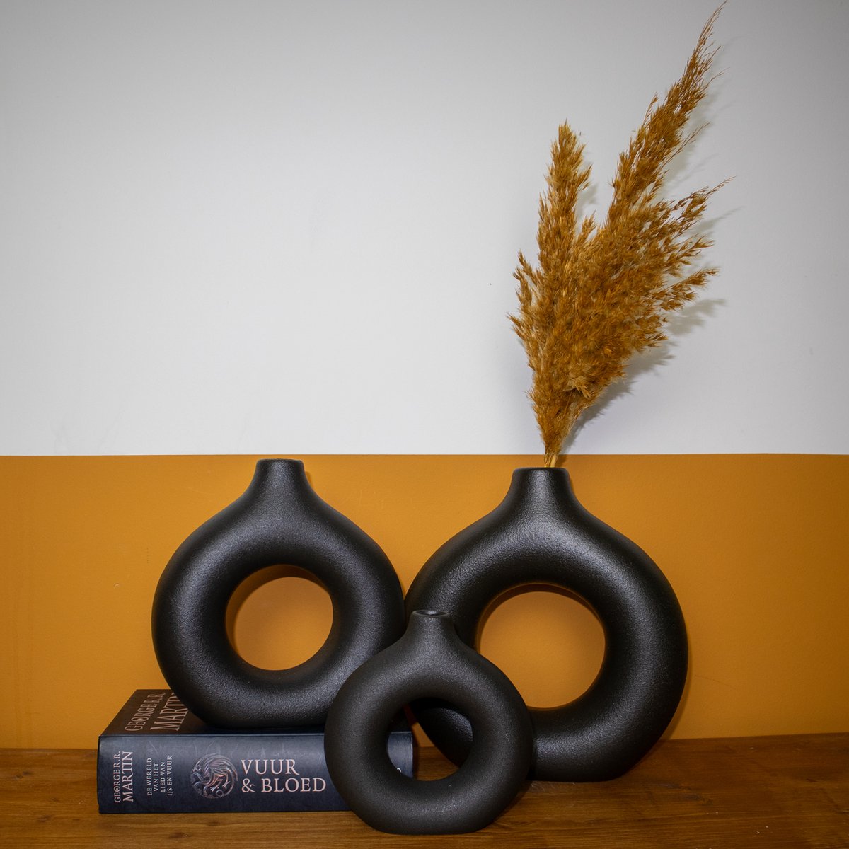 Donut Vaas - Keramiek Vaas - Stijlvolle Bloemenvaas - Ronde Vaas - Scandinavische Woondecoratie - Landelijk & Modern - Vazen voor Droogbloemen en Pampas - Uniek Design - Zwart - Groot - L - 24x23x6,5 cm — cadeau in Wonen & Interieur - foto 3