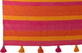 Een katoenen plaid met horizontale strepen in roze, oranje en geel, afgewerkt met veelkleurige kwastjes.