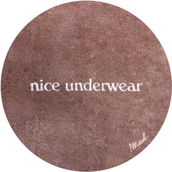 Tapis rond brun avec le texte 'nice underwear' et le logo 'Mad'.