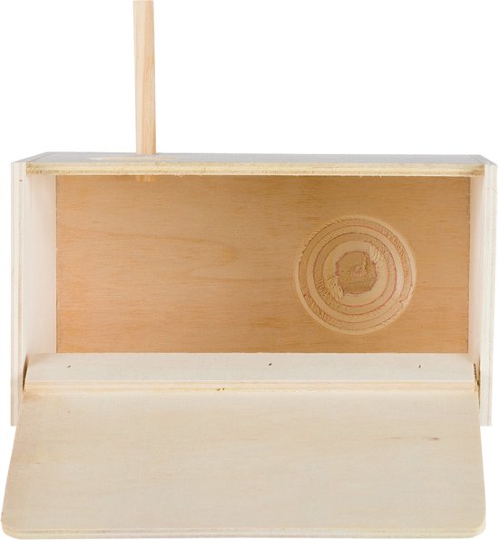 Open nestkastje van hout met rond patroon in achterwand en zitstok.