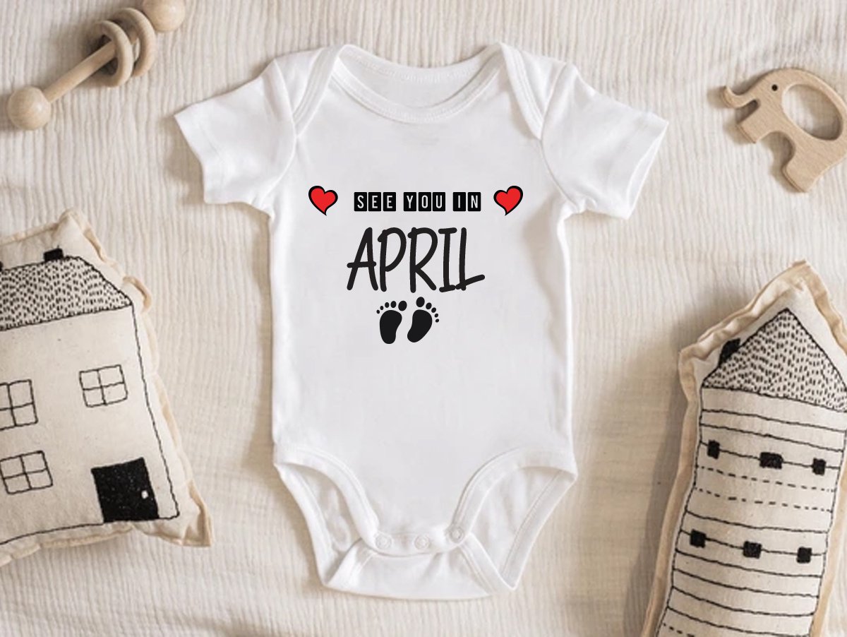 Hospitrix Baby Rompertje met Tekst Coming soon April | Korte Mouw | Cadeau voor Zwangerschap | Bekendmaking | Aankondiging | Aanstaande Moeder