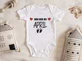 Barboteuse pour Bébé Hospitrix avec texte Bientôt disponible en avril | 0-3 mois |  Manche courte | Cadeau de Grossesse | Annonce | Annonce | Femme enceinte