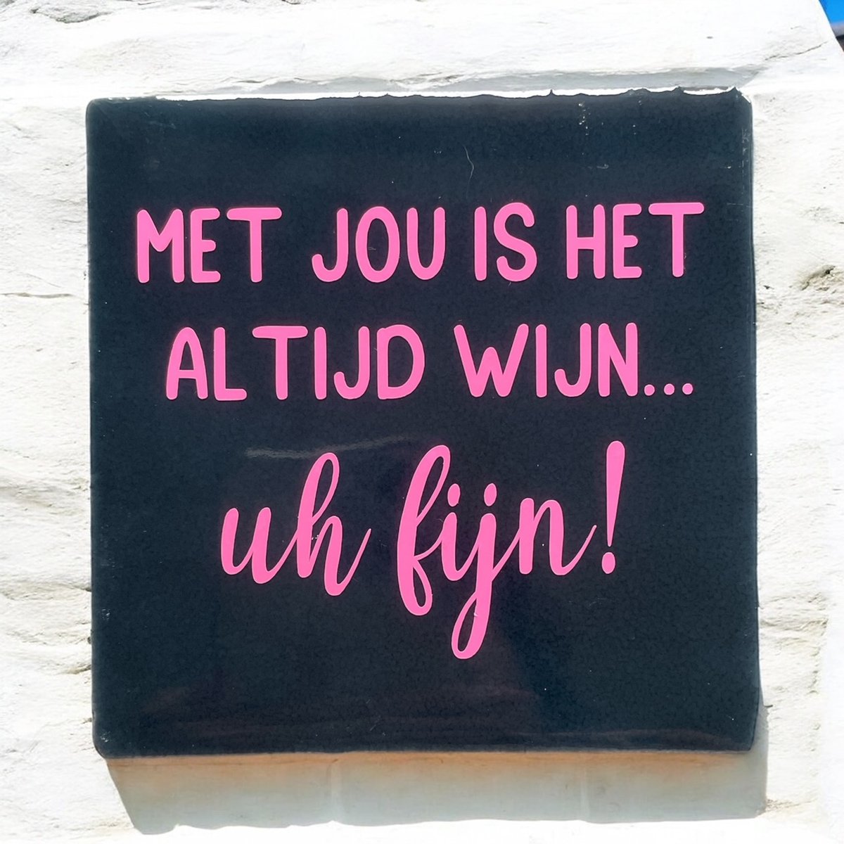 Hip Tegeltje met tekst-Met jou is het altijd wijn.. uh fijn!-Donker Blauw-Spreuk-Cadeau-Geschenk-Gift-Valentijn-Verjaardag-Zomaar-Sint-Kerst-Grappig