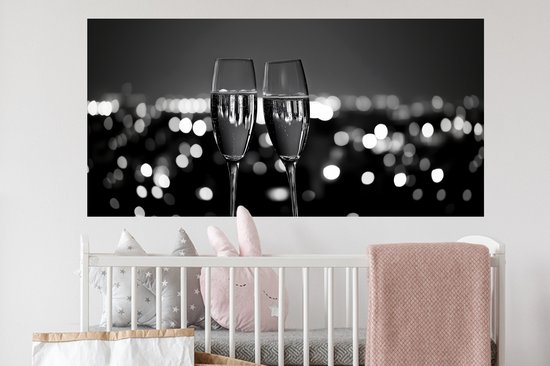 Muurstickers - Sticker Folie - Bubbels - Proosten - Champagneglazen - Stadslichten - 120x60 cm - Plakfolie - Muurstickers Kinderkamer - Zelfklevend Behang - Zelfklevend behangpapier - Stickerfolie