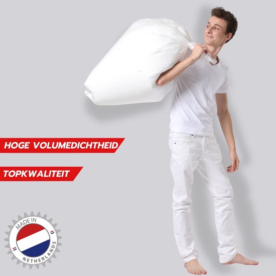 Jonge man met witte kleding draagt een grote witte zak met EPS-parels over zijn schouder. Tekst 'Hoge volumedichtheid' en 'Topkwaliteit'.